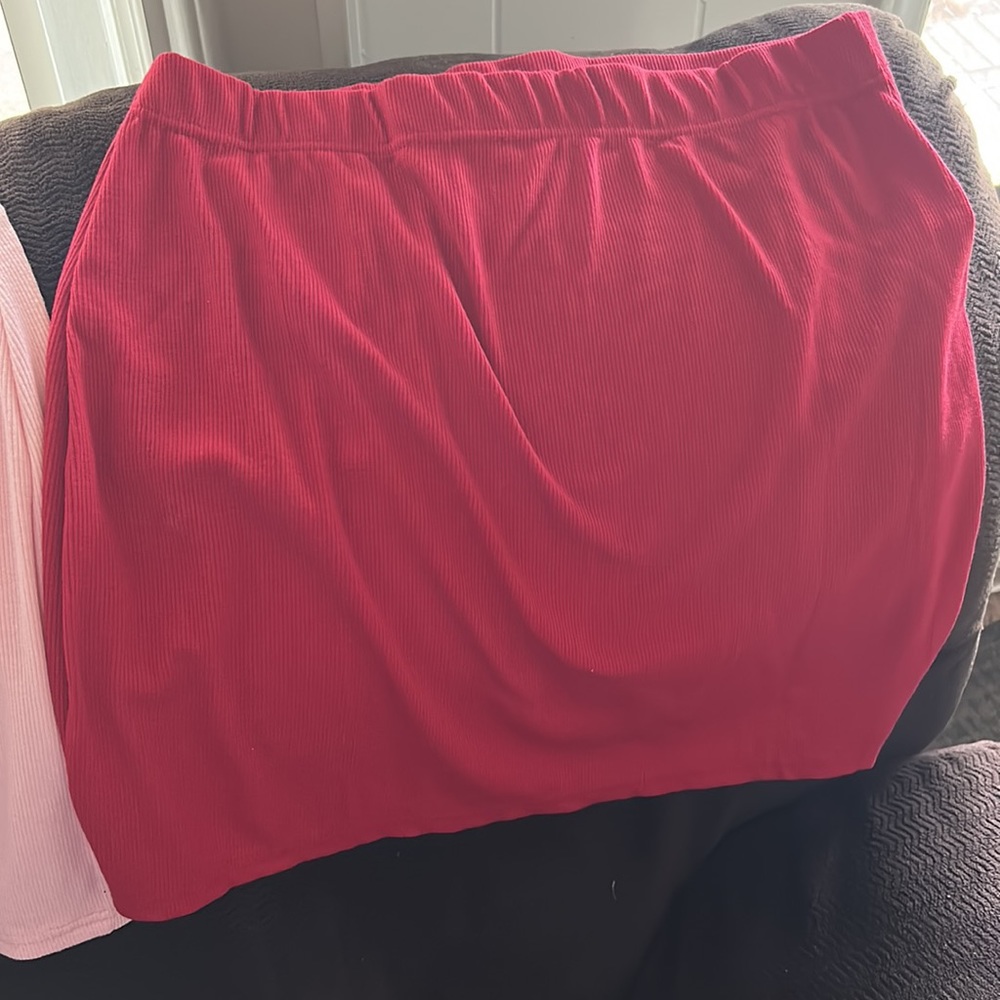 Two skirts red and pink. 3x for both sizes - Picture 2 of 2